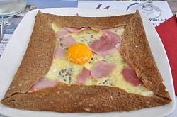 « La Complète » (fromage, œuf et jambon) 9€