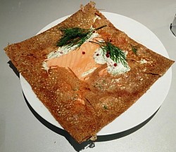 « La Grève Rose » saumon, crème ciboulette, emmental, citron et tomate cuisinée 10€