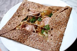 « La Guéméné » (emmental, andouille, fondue d’oignon et tomate confite) 12€