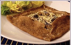 « La Végétarienne » (emmental, champignons, oignons et crème) 10€