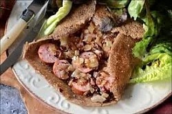 « La Bretonne » (emmental, saucisse, fondue d’oignon, tomate confite) 12€